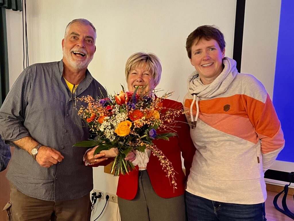 Verabschiedung der langjährigen, verdienstvollen Vorsitzenden Renate Heller mit großem Blumenstrauß in den verdienten Ruhestand.